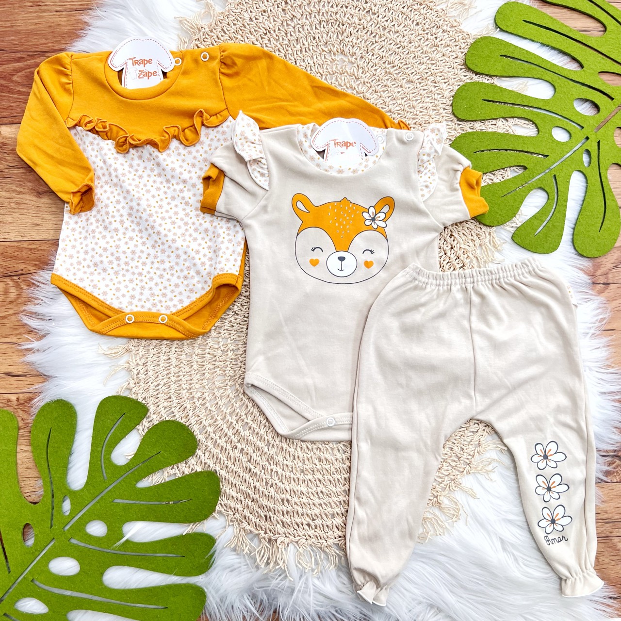  Conj. Body Flores, Rena e Calça com Babadinho - Mostarda e Areia